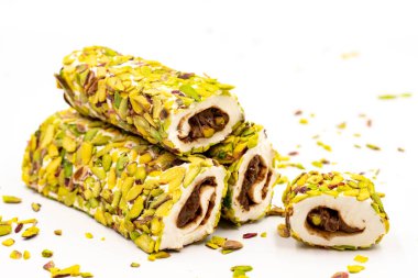 Fıstıklı Türk Lokumu. Beyaz arka planda izole edilmiş, çikolata dolgulu Türk lokumu. Geleneksel Türk mutfağı lezzetleri. Kapat.