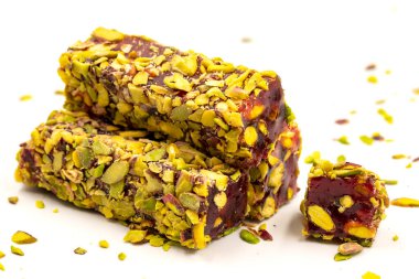 Türk lokumu. Beyaz arka planda izole edilmiş, şam fıstıklı ve nar aromalı Türk Lokumu. Geleneksel Türk mutfağı lezzetleri. Kapat.