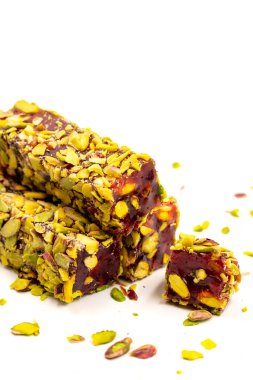 Türk lokumu. Beyaz arka planda izole edilmiş, şam fıstıklı ve nar aromalı Türk Lokumu. Geleneksel Türk mutfağı lezzetleri. Kapat.