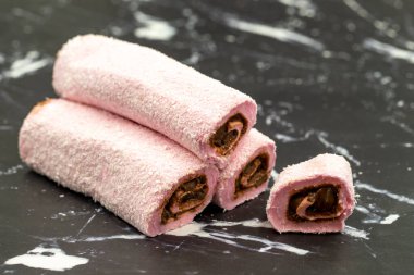 Türk lokumu. Koyu arkaplanda çikolata dolgulu Türk lokumu. Geleneksel Türk mutfağı lezzetleri. Kapat.