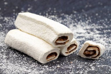 Türk lokumu. Koyu arkaplanda çikolata dolgulu Türk lokumu. Geleneksel Türk mutfağı lezzetleri. Kapat.