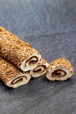 Türk lokumu. Koyu arkaplanda çikolata dolgulu Türk lokumu. Geleneksel Türk mutfağı lezzetleri. Kapat.