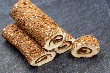 Türk lokumu. Koyu arkaplanda çikolata dolgulu Türk lokumu. Geleneksel Türk mutfağı lezzetleri. Kapat.