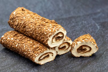 Türk lokumu. Koyu arkaplanda çikolata dolgulu Türk lokumu. Geleneksel Türk mutfağı lezzetleri. Kapat.