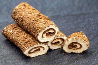 Türk lokumu. Koyu arkaplanda çikolata dolgulu Türk lokumu. Geleneksel Türk mutfağı lezzetleri. Kapat.