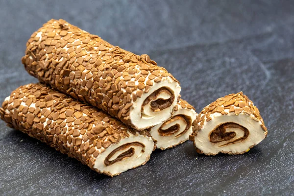 Türk lokumu. Koyu arkaplanda çikolata dolgulu Türk lokumu. Geleneksel Türk mutfağı lezzetleri. Kapat.