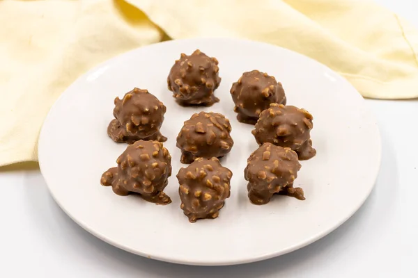 Schokolade Mit Haselnusschips Spezielle Pralinen Auf Weißem Hintergrund Nahaufnahme — Stockfoto