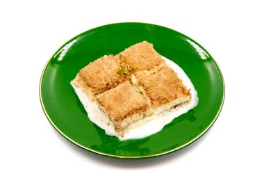 Soğuk baklava. Sütlü Baklava beyaz arka planda izole edilmiş. Akdeniz mutfağı lezzetlidir. Yakın plan. Yerel adı soguk baklava