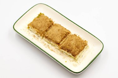 Soğuk baklava. Sütlü Baklava beyaz arka planda izole edilmiş. Akdeniz mutfağı lezzetlidir. Yakın plan. Yerel adı soguk baklava