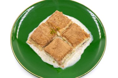 Soğuk baklava. Sütlü Baklava beyaz arka planda izole edilmiş. Akdeniz mutfağı lezzetlidir. Yakın plan. Yerel adı soguk baklava