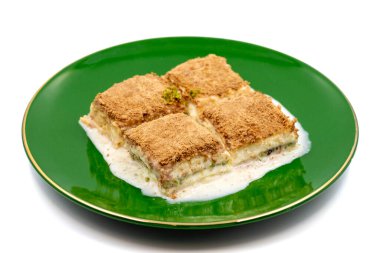 Soğuk baklava. Sütlü Baklava beyaz arka planda izole edilmiş. Akdeniz mutfağı lezzetlidir. Yakın plan. Yerel adı soguk baklava