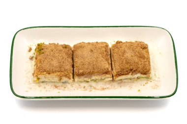 Soğuk baklava. Sütlü Baklava beyaz arka planda izole edilmiş. Akdeniz mutfağı lezzetlidir. Yakın plan. Yerel adı soguk baklava