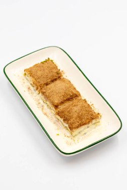 Soğuk baklava. Sütlü Baklava beyaz arka planda izole edilmiş. Akdeniz mutfağı lezzetlidir. Yakın plan. Yerel adı soguk baklava