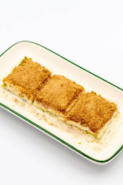 Soğuk baklava. Sütlü Baklava beyaz arka planda izole edilmiş. Akdeniz mutfağı lezzetlidir. Yakın plan. Yerel adı soguk baklava