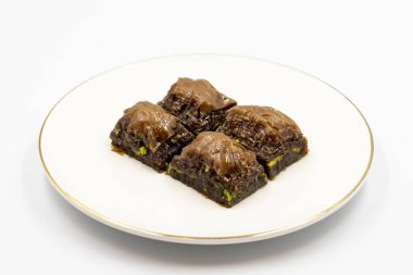 Çikolatalı baklava. Beyaz arka planda fıstıklı çikolatalı baklava. Akdeniz mutfağı lezzetlidir. Yakın plan. Yerel adı cthe baklava