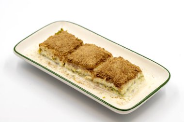 Soğuk baklava. Sütlü Baklava beyaz arka planda izole edilmiş. Akdeniz mutfağı lezzetlidir. Yakın plan. Yerel adı soguk baklava