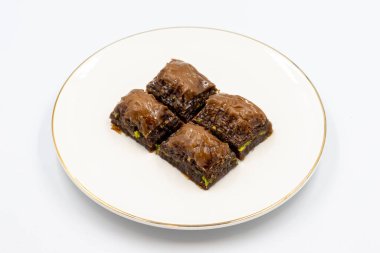 Çikolatalı baklava. Beyaz arka planda fıstıklı çikolatalı baklava. Akdeniz mutfağı lezzetlidir. Yakın plan. Yerel adı cthe baklava