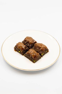 Çikolatalı baklava. Beyaz arka planda fıstıklı çikolatalı baklava. Akdeniz mutfağı lezzetlidir. Yakın plan. Yerel adı cthe baklava