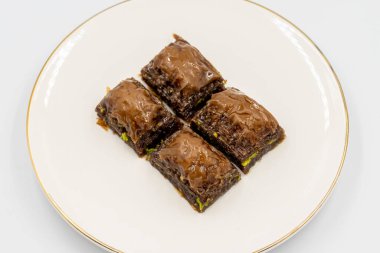 Çikolatalı baklava. Beyaz arka planda fıstıklı çikolatalı baklava. Akdeniz mutfağı lezzetlidir. Yakın plan. Yerel adı cthe baklava