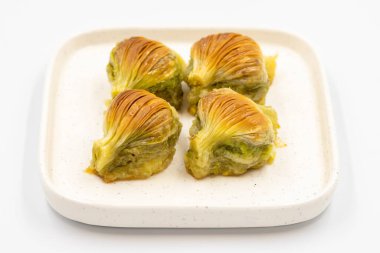 Midye baklavası. Beyaz arka planda Pistachio baklava izole edilmiş. Akdeniz mutfağı lezzetlidir. Yakın plan. yerel adı Midye Baklava