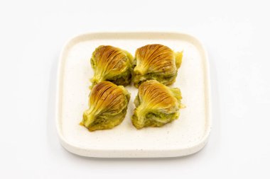 Midye baklavası. Beyaz arka planda Pistachio baklava izole edilmiş. Akdeniz mutfağı lezzetlidir. Yakın plan. yerel adı Midye Baklava