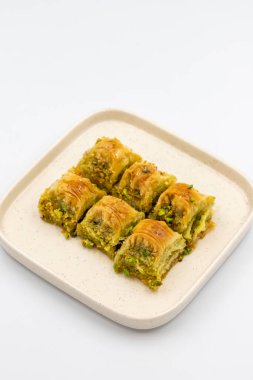 Fıstıklı baklava. Fıstıklı Baklava beyaz arka planda izole edilmiş. Akdeniz mutfağı lezzetlidir. Yakın plan. yerel adı cimcik baklava
