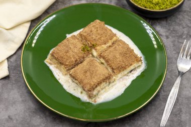 Soğuk baklava. Siyah arka planda süt olan baklava. Akdeniz mutfağı lezzetlidir. Yakın plan. Yerel adı soguk baklava