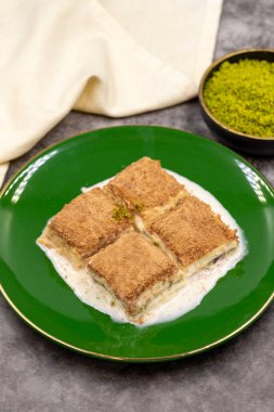Soğuk baklava. Siyah arka planda süt olan baklava. Akdeniz mutfağı lezzetlidir. Yakın plan. Yerel adı soguk baklava