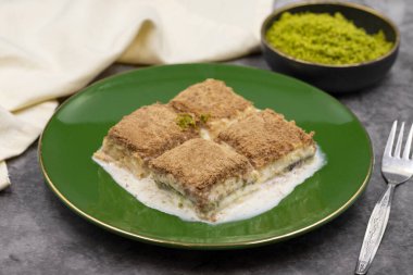 Soğuk baklava. Siyah arka planda süt olan baklava. Akdeniz mutfağı lezzetlidir. Yakın plan. Yerel adı soguk baklava