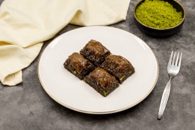 Çikolatalı baklava. Koyu fındıklı çikolatalı baklava. Akdeniz mutfağı lezzetlidir. Yakın plan. Yerel adı cthe baklava