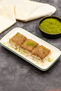 Soğuk baklava. Siyah arka planda süt olan baklava. Akdeniz mutfağı lezzetlidir. Yakın plan. Yerel adı soguk baklava