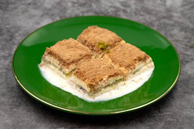 Soğuk baklava. Siyah arka planda süt olan baklava. Akdeniz mutfağı lezzetlidir. Yakın plan. Yerel adı soguk baklava