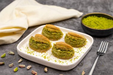 Fıstıklı baklava. Siyah arka planda fıstıklı Baklava. Akdeniz mutfağı lezzetlidir. Yakın plan. yerel adı dilber dudagi baklava