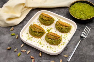 Fıstıklı baklava. Siyah arka planda fıstıklı Baklava. Akdeniz mutfağı lezzetlidir. Yakın plan. yerel adı dilber dudagi baklava