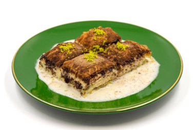 Koyu çikolata baklavası. Sütlü Baklava beyaz arka planda izole edilmiş. Akdeniz mutfağı lezzetlidir. Yakın plan. Yerel adı: Acı soguk baklava