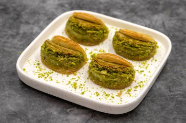 Fıstıklı baklava. Siyah arka planda fıstıklı Baklava. Akdeniz mutfağı lezzetlidir. Yakın plan. yerel adı dilber dudagi baklava