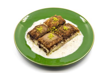 Koyu çikolata baklavası. Sütlü Baklava beyaz arka planda izole edilmiş. Akdeniz mutfağı lezzetlidir. Yakın plan. Yerel adı: Acı soguk baklava