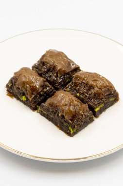Çikolatalı baklava. Beyaz arka planda fıstıklı çikolatalı baklava. Akdeniz mutfağı lezzetlidir. Yakın plan. Yerel adı cthe baklava