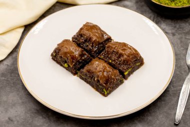 Çikolatalı baklava. Koyu fındıklı çikolatalı baklava. Akdeniz mutfağı lezzetlidir. Yakın plan. Yerel adı cthe baklava