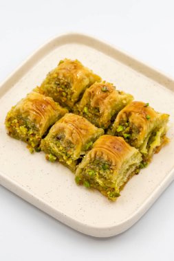 Fıstıklı baklava. Fıstıklı Baklava beyaz arka planda izole edilmiş. Akdeniz mutfağı lezzetlidir. Yakın plan. yerel adı cimcik baklava