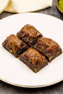 Çikolatalı baklava. Koyu fındıklı çikolatalı baklava. Akdeniz mutfağı lezzetlidir. Yakın plan. Yerel adı cthe baklava