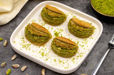 Fıstıklı baklava. Siyah arka planda fıstıklı Baklava. Akdeniz mutfağı lezzetlidir. Yakın plan. yerel adı dilber dudagi baklava