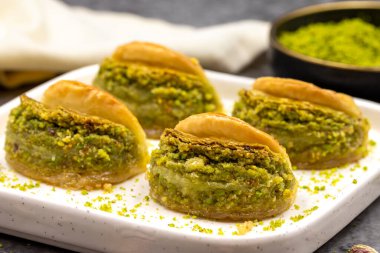 Fıstıklı baklava. Siyah arka planda fıstıklı Baklava. Akdeniz mutfağı lezzetlidir. Yakın plan. yerel adı dilber dudagi baklava