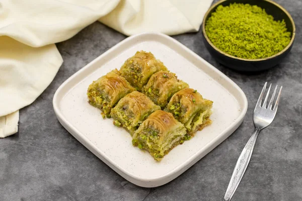 Fıstıklı baklava. Siyah arka planda fıstıklı Baklava. Akdeniz mutfağı lezzetlidir. Yakın plan. yerel adı cimcik baklava