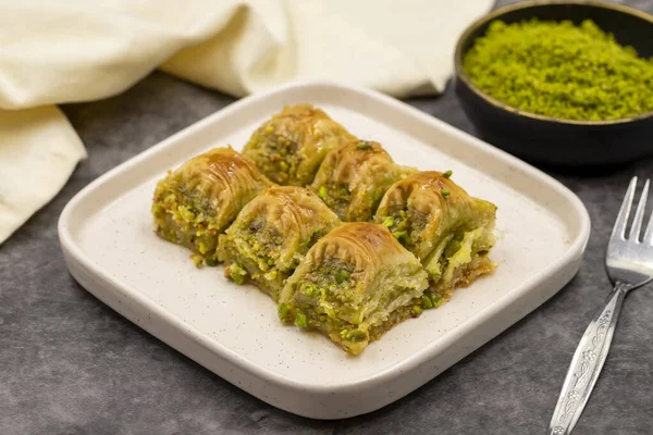 Fıstıklı baklava. Siyah arka planda fıstıklı Baklava. Akdeniz mutfağı lezzetlidir. Yakın plan. yerel adı cimcik baklava