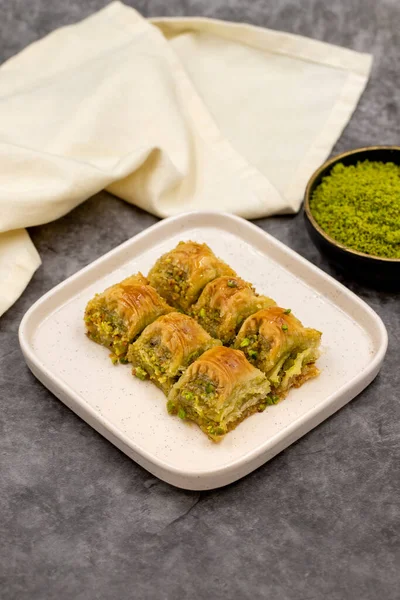 Fıstıklı baklava. Siyah arka planda fıstıklı Baklava. Akdeniz mutfağı lezzetlidir. Yakın plan. yerel adı cimcik baklava