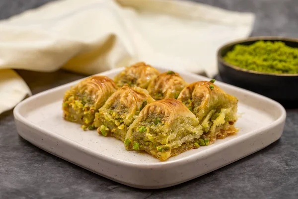 Fıstıklı baklava. Siyah arka planda fıstıklı Baklava. Akdeniz mutfağı lezzetlidir. Yakın plan. yerel adı cimcik baklava