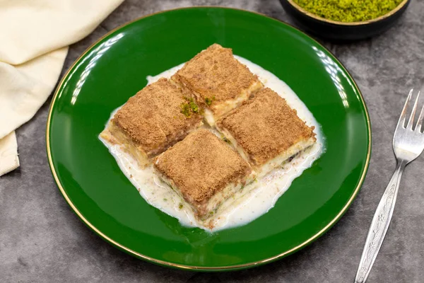 Soğuk baklava. Siyah arka planda süt olan baklava. Akdeniz mutfağı lezzetlidir. Yakın plan. Yerel adı soguk baklava