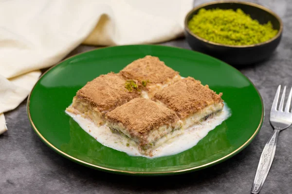 Soğuk baklava. Siyah arka planda süt olan baklava. Akdeniz mutfağı lezzetlidir. Yakın plan. Yerel adı soguk baklava