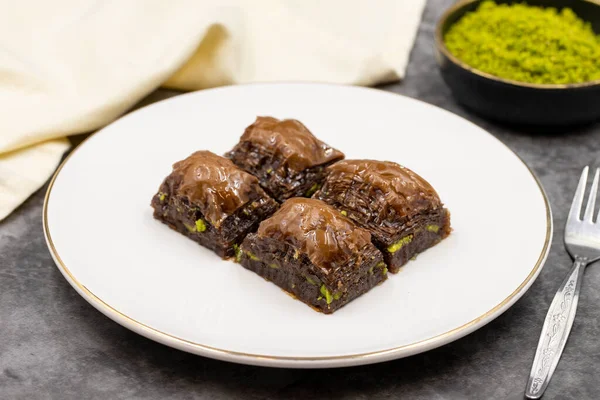 Çikolatalı baklava. Koyu fındıklı çikolatalı baklava. Akdeniz mutfağı lezzetlidir. Yakın plan. Yerel adı cthe baklava
